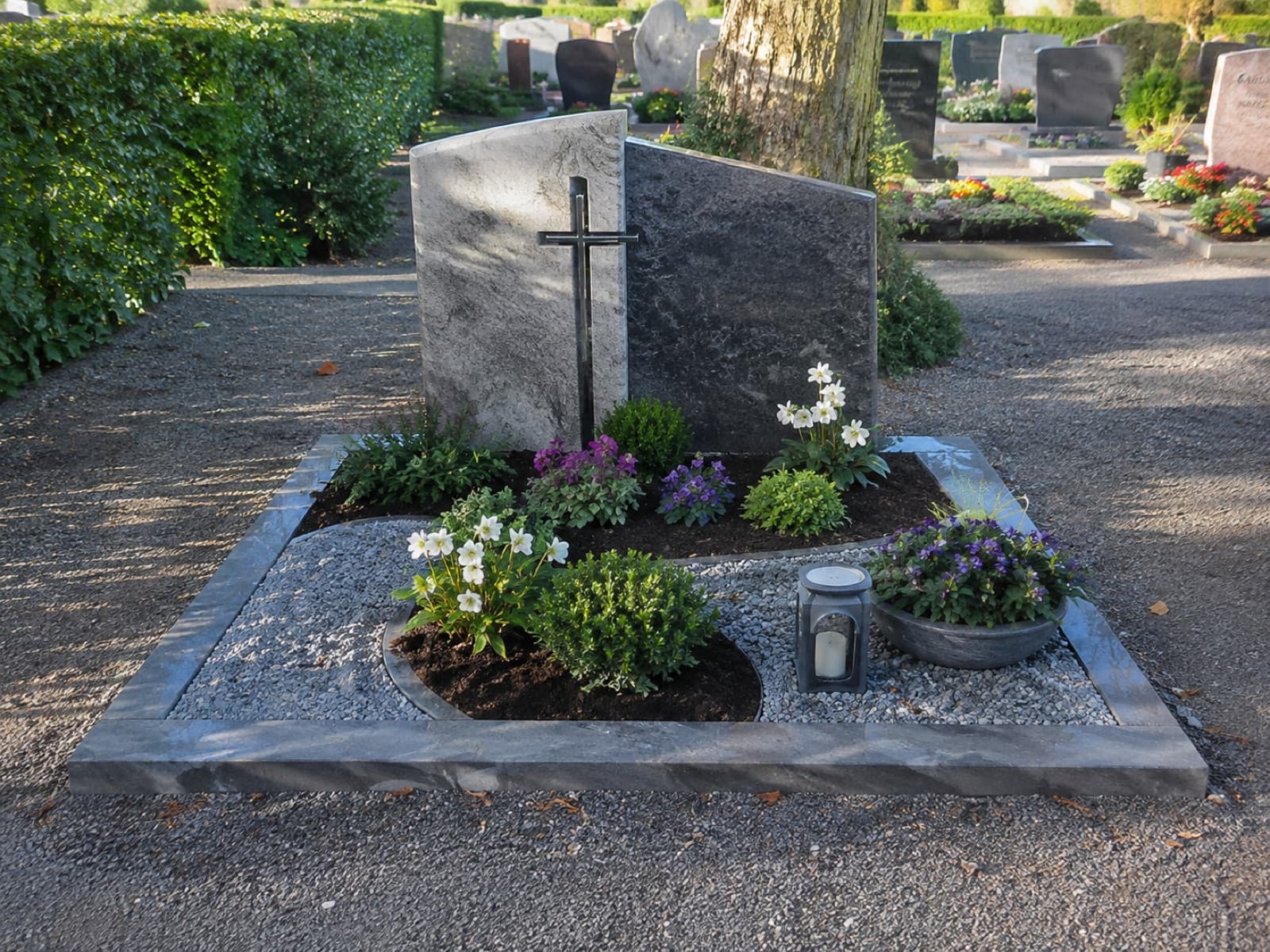 Ganzjährig gepflegtes, klassisches Grab mit Grabkreuz und gepflegter Einfassung